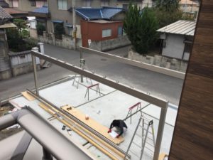 カーポート「アーキデュオ ワイド」の屋根を設置作業
