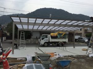 カーポート「アーキデュオ ワイド」の屋根を設置作業