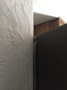 冷蔵庫の扉が壁に当る対策