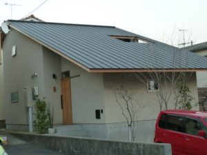 田尻町の植栽が屋根を貫く家