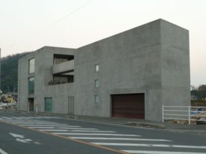 田尻町の大きなコンクリートの家